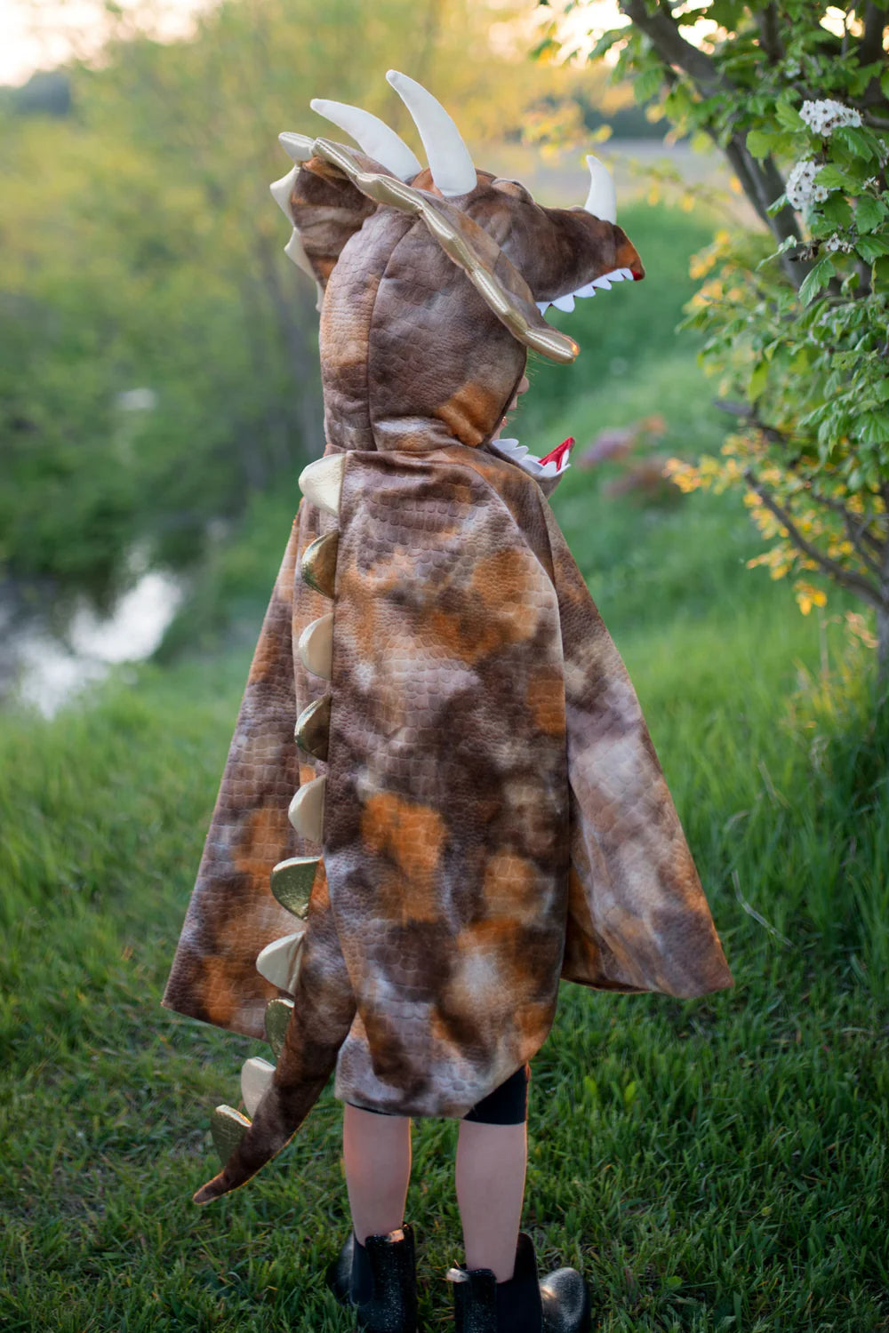 Grandasaurus Triceratops Cape w/ Claws
