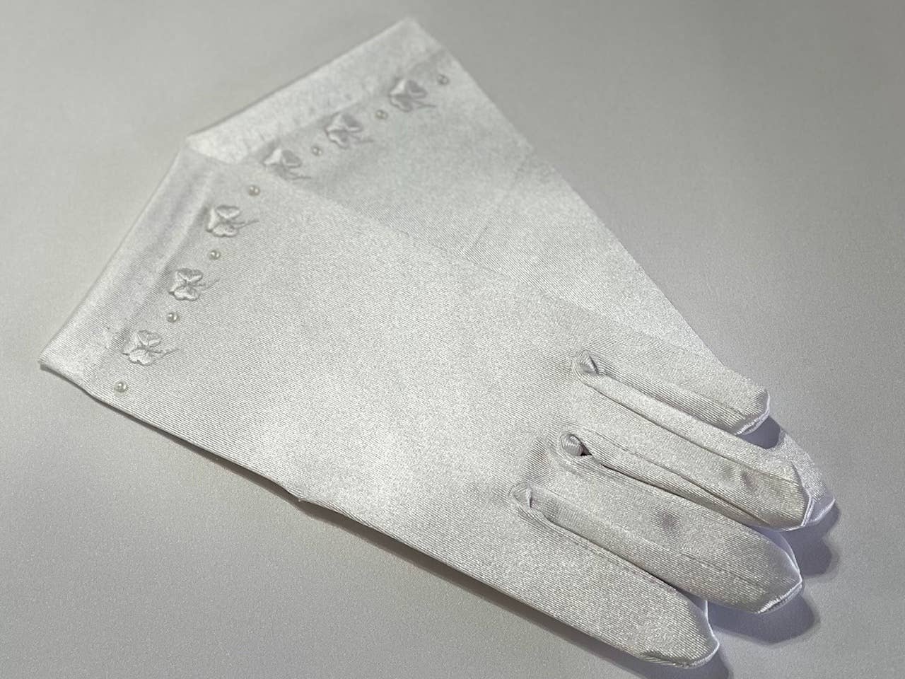 Satin Gloves w/Shamrocks & Pearls, White